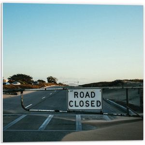 Forex - ''Road Closed' Bord bij Weg  - 50x50cm Foto op Forex