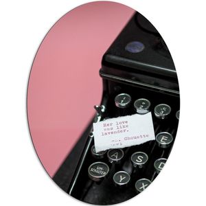 Dibond Ovaal - Quote op Wit Papier Liggend op Zwarte Vintage Typemachine op Roze Achtergrond - 81x108 cm Foto op Ovaal (Met Ophangsysteem)