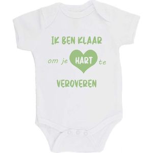 100% katoenen Romper bedrukt met grappige tekst Kado Cadeau Kraamkado Kraamcadeau ""Ik ben klaar om je hart te veroveren"" Unisex Katoen Wit/sage green (saliegroen) Maat 68/74