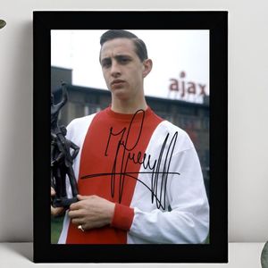 Johan Cruyff Ingelijste Handtekening – 15 x 10cm In Klassiek Zwart Frame – Gedrukte handtekening – Nederlands Elftal - Oranje - Ajax - FC Barcelona
