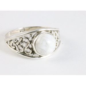 Fijne opengewerkte zilveren ring met howliet - maat 16.5