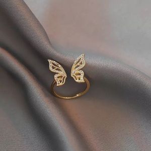 GoedeDoelen.Shop | Ring Shining Butterfly | Vlinderring | Vriendschapsring | Gedenk Ring | Goudkleurige Ring | Ring Met Strass Steentjes | In Maat Verstelbaar | Vlinder | Butterfly | Overgang | Engel | Wellness-House