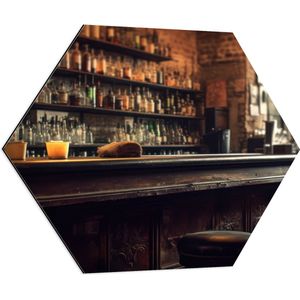 Dibond Hexagon - Kroeg - Bar - Drank - Barkrukken - Flessen - 80x69.6 cm Foto op Hexagon (Met Ophangsysteem)