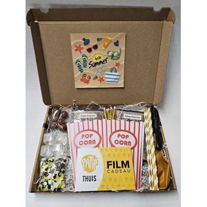 Film Pret Pakket - Hello Summer met filmcadeaubon, mystery card met persoonlijke (video)boodschap en vele film-feestartikelen | Verjaardag | Jubileum | Zomaar