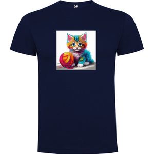 Donker Blauw T-Shirt met “ Kleurrijke Kitten met bol wol“ Print Full Color maat 104 / 3/4 jaar