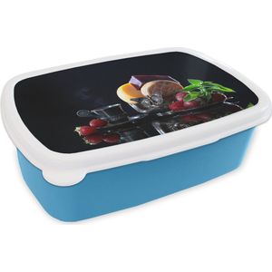 Broodtrommel Blauw - Lunchbox - Brooddoos - Rustiek - Fruit - Kaas - Tafel - Stilleven - 18x12x6 cm - Kinderen - Jongen