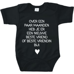 Baby romper met tekst zwangerschap aankondiging | Over een paar maanden heb ik er een nieuw beste vriend of vriendin bij | Zwart | korte mouw | maat 56 cadeautje zwangerschap aankondiging bekendmaking |Cadeautje 100% katoen.