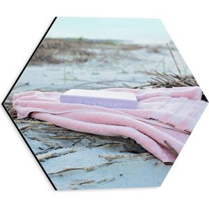 WallClassics - Dibond Hexagon - Boek met Handdoek op Beige Strand - 30x26.1 cm Foto op Hexagon (Met Ophangsysteem)