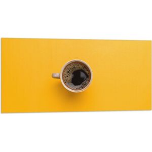 Vlag - Bovenaanzicht van Verse Kop Koffie op Okergele Ondergrond - 100x50 cm Foto op Polyester Vlag