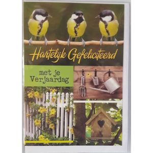 Hartelijk gefeliciteerd met je verjaardag! Een mooie kaart met diverse afbeeldingen: Drie koolmeesjes, tuingereedschap, bloemen door het hek heen en een vogelhuisje. Een dubbele wenskaart inclusief envelop en in folie verpakt.