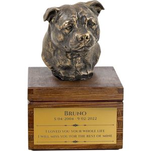 Staffordshire Bull Terrier urn hond met hondenstandbeeld en personalisatie