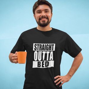 Straight Outta Bed - Grappig T-Shirt - Humor - Dad Jokes - Unisex Zwart Maat L