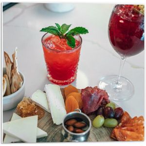 Forex - Borrelplankje met Cocktails - 50x50cm Foto op Forex