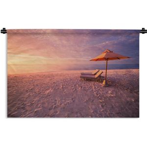 Wandkleed Zonsondergang op het Strand  - Zonsondergang boven twee ligbedden op het strand Wandkleed katoen 150x100 cm - Wandtapijt met foto
