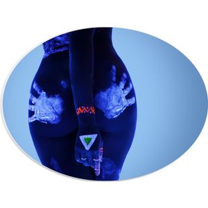 PVC Schuimplaat Ovaal - Handafdrukken en Versieringen van Neon Verf op Vrouwelijke Billen - 40x30 cm Foto op Ovaal (Met Ophangsysteem)