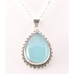 Bewerkte zilveren hanger met aqua chalcedoon aan ketting