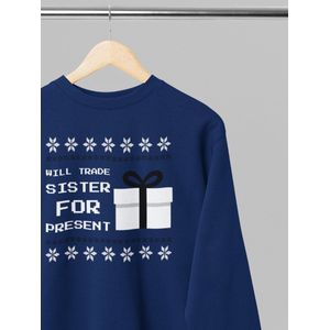 Foute kersttrui - Will trade sister for present - Wurban Wear | 18+ | Grappige trui | Leuk cadeau | Unisex trui | Oversized sweater | Kersttrui heren | Foute kerstkleding | Kerst sweater | Kersttrui dames | Foute kersttruiendag 2025 | Donker blauw
