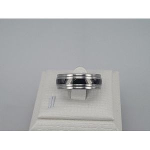 RVS ring maat 18 uitgevoerd in zilver met een gepolijst dubbele randje aan beide kant en midden zwarte PVD coating. Deze ring is zowel geschikt voor dame of heer