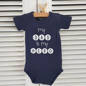 Baby Romper blauw met tekst opdruk My dad is my hero | korte mouw | donker blauw met wit | maat 74/80  bekendmaking zwangerschap aanstaande baby jongen