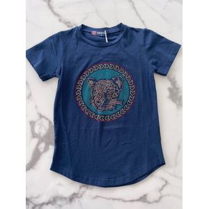 Jongens t-shirt Blauw met een Leeuwenkop Logo, verkrijgbaar in de maten 104 t/m 164