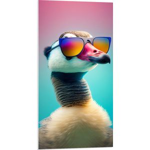 PVC Schuimplaat- Gans met Kleurrijke Zonnebril in Roze-Paars Licht - 50x100 cm Foto op PVC Schuimplaat