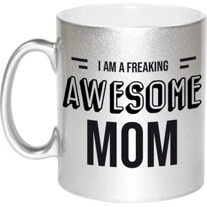 Mama cadeau mok / beker met tekst I am a freaking awesome mom - zilver - kado mokken / bekers - cadeau moeder