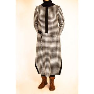 Zwart-wit geruite jurk geaccentueerd door zwarte decoratieve details 52