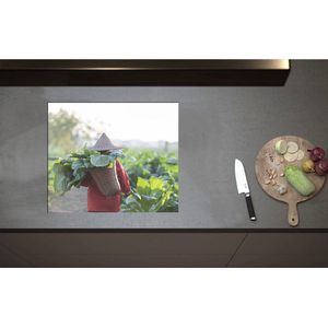 Inductieplaat Beschermer - Boer met Mand vol Bladeren Lopend door Weiland - 60x51 cm - 2 mm Dik - Inductie Beschermer - Bescherming Inductiekookplaat - Kookplaat Beschermer van Zwart Vinyl