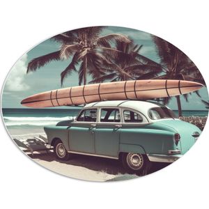 PVC Schuimplaat Ovaal - Houten Surfplunk op Dak van Blauwe Oude Auto - 80x60 cm Foto op Ovaal (Met Ophangsysteem)