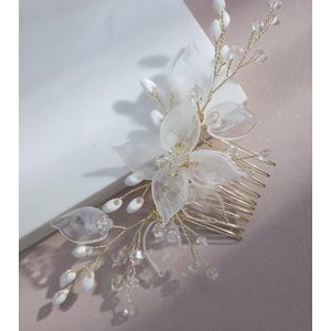 Haarsieraad op een goudkleurig kammetje versierd met wit transparante bloemetjes, witte kraaltjes en strassteentjes (huwelijk, communie, cosplay, uitgaan, kawaii)