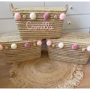 Opbergmand – Speelgoedmand – 60cm - Speelgoedkoffer – Koffer - Rieten mand - Speelgoed - Opbergen - Mand met naam - Pompon - Wol – Geschenk – Sint – Kerst – Verkleedkoffer - Kinderkamer - Gepersonaliseerd - Handgemaakt - Decoratie - Geboorte - Cadeau