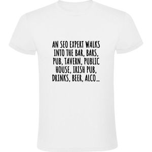 An seo expert walks into the bar Heren T-shirt | bier | alcohol | cafe | Ierse pub | drank | website bouwen | webdisigner | internet