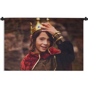 Wandkleed Prinsen en prinsessen - Een jonge prins met een gouden kroon Wandkleed katoen 90x60 cm - Wandtapijt met foto