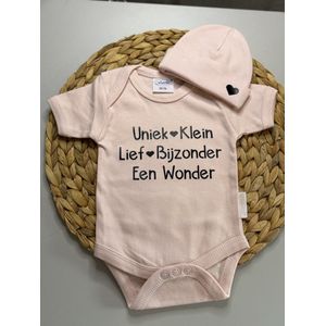 Set - Romper - Muts - Tekst - Wonder - Gepersonaliseerd - Newborn - Baby - Kraamcadeau - Katoen - Maat 50/56 - Lichtroze