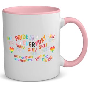 Akyol - lgbtq cadeau - koffiemok - theemok - roze - Lgbt - queer - pride month - lgbtq vlag - gay pride - koffiemok met tekst - opdruk - leuke pride spullen - verjaardag - cadeau - gift - 350 ML inhoud