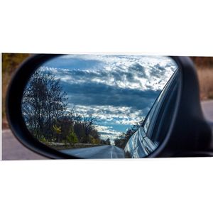 PVC Schuimplaat- Uitzicht op Bomen langs de Weg vanuit Autospiegel - 100x50 cm Foto op PVC Schuimplaat