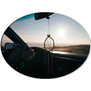 WallClassics - Dibond Ovaal - Dromenvanger aan Autospiegel - 40x30 cm Foto op Ovaal (Met Ophangsysteem)