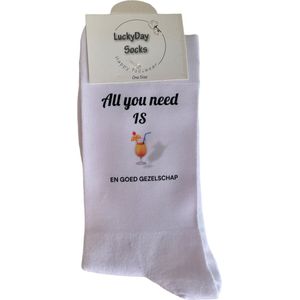 All you need Coctail - Love - Hou van je - Verjaardag - Alcohol - Valentijns cadeau - Sokken met tekst - Witte sokken - Cadeau voor vrouw en man - Kado - Sokken - Verjaardags cadeau voor hem en haar - Verliefd - Vaderdag - Moederdag - LuckyDay Socks