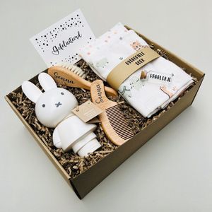 Baby geboorte set - Gepersonaliseerde baby borstel en kam van hout met naam - Baby geschenkset - Nijntje shampoo - Haarlok flesje - Kraamcadeau - Zwangerschap cadeau - Babyshower - Badset Safari - Baby borstel set met naam - Luxe baby giftbox