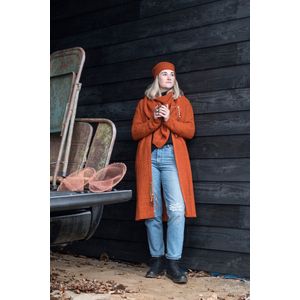 Knit Factory Luna Lang Gebreid Vest Jeans - Gebreide dames cardigan - Lang vest tot over de knie - Donkerblauw damesvest gemaakt uit 30% wol en 70% acryl - 36/38