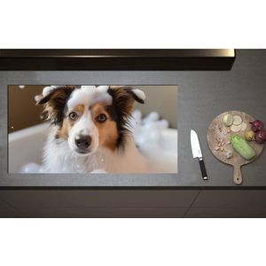Inductieplaat Beschermer - Border collie hond in bad met zeepbubbels - 95x50 cm - 2 mm Dik - Inductie Beschermer - Bescherming Inductiekookplaat - Kookplaat Beschermer van Zwart Vinyl