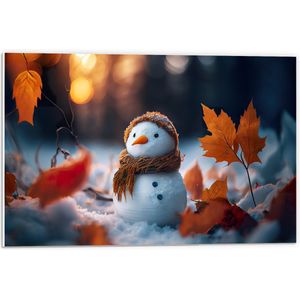 PVC Schuimplaat- Sneeuwpop met Bruine Sjaal en Muts in de Sneeuw tussen de Herfstbladeren - 60x40 cm Foto op PVC Schuimplaat
