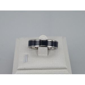 RVS ring maat 20 uitgevoerd in zilver dunne randje aan beide kant en midden brede zwarte PVD coating. Deze ring is zowel geschikt voor dame of heer.