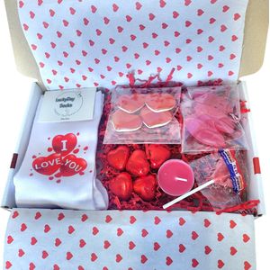 Valentijn - Hartjes - Love - Hou van je - Verjaardag - Gift - Valentijns cadeau - Sokken met tekst - Witte sokken - Cadeau voor vrouw en man - Kado - Sokken - Verjaardags cadeau voor hem en haar - Verliefd - Vaderdag - Moederdag - LuckyDay Socks - Ma