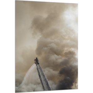 Vlag - Brandweerman in Actie bij Grote Rookwolk - 100x150 cm Foto op Polyester Vlag
