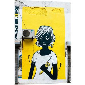 PVC Schuimplaat - Graffiti op Muur van Vrouw met Gele Schaar - 70x105 cm Foto op PVC Schuimplaat (Met Ophangsysteem)