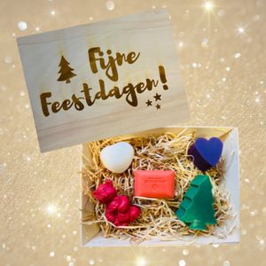 Kerstcadeau - Fijne Feestdagen - Duurzame doos met 5 zeepjes - Handgemaakt - Origineel cadeau - Biologische sheabutter zeep