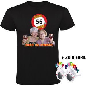 Hoera 56 jaar! Het is feest Heren T-shirt + Happy birthday bril - verjaardag - jarig - 56e verjaardag - oma - wijn - grappig