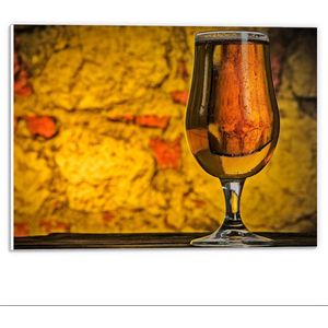 Forex - Bierglas met Gele Achtergrond  - 40x30cm Foto op Forex