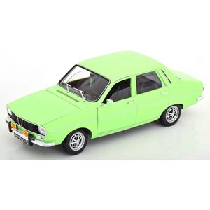 Het 1:18 gegoten model van de Renault R12 TS uit 1973 in het groen De fabrikant van het schaalmodel is Norev. Dit model is alleen online verkrijgbaar